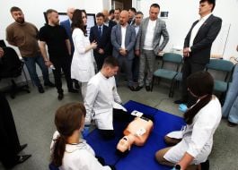 Гости знакомятся с обучающей базой