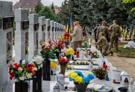 Военнослужащие возлагают цветы к могилам погибших защитников Украины