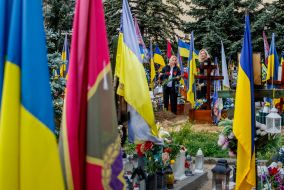 Женщины возлагают цветы к могилам погибших защитников Украины