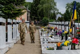 Военнослужащие идут среди могил погибших защитников Украины