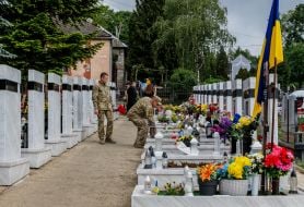 Военнослужащие возлагают цветы к могилам погибших защитников Украины