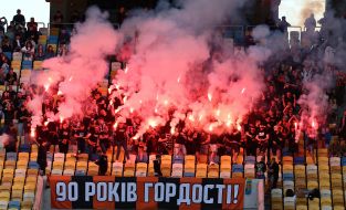 Вболівальники палять фаєри