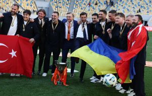 Арда Туран, Даріо Срна  та  Сергій Палкін