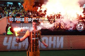 Валерий Бондарь  и болельщики  жгут файеры
