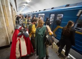 Участники исторического клуба в костюмах на одной из станций метро