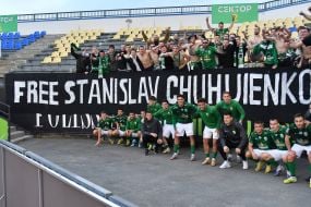 Гравці ФК «Карпати» біля вболівальників
