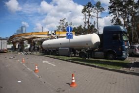 Последствия попадания ракеты в АЗС в Киеве