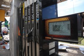 Последствия попадания ракеты в АЗС в Киеве