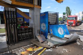 Последствия попадания ракеты в АЗС в Киеве