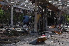 Последствия попадания ракеты в АЗС в Киеве
