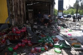 Последствия попадания ракеты в АЗС в Киеве