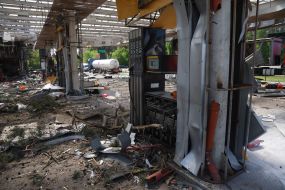 Последствия попадания ракеты в АЗС в Киеве