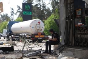 Последствия попадания ракеты в АЗС в Киеве