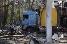 Последствия попадания ракеты в АЗС в Киеве