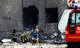 Працівники ДСНС завершують аварійно-рятувальні роботи на місці масованого ракетного удару по житловому будинку в Дарницькому районі Києва