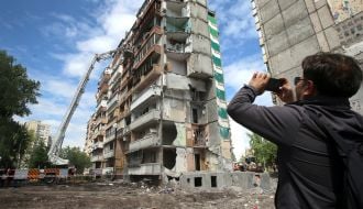 Працівники ДСНС завершують аварійно-рятувальні роботи на місці масованого ракетного удару по житловому будинку в Дарницькому районі Києва