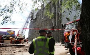Працівники ДСНС завершують аварійно-рятувальні роботи на місці масованого ракетного удару по житловому будинку в Дарницькому районі Києва
