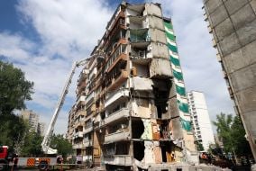 Працівники ДСНС завершують аварійно-рятувальні роботи на місці масованого ракетного удару по житловому будинку в Дарницькому районі Києва