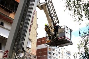 Працівники ДСНС завершують аварійно-рятувальні роботи на місці масованого ракетного удару по житловому будинку в Дарницькому районі Києва