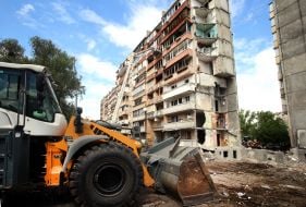 Працівники ДСНС завершують аварійно-рятувальні роботи на місці масованого ракетного удару по житловому будинку в Дарницькому районі Києва