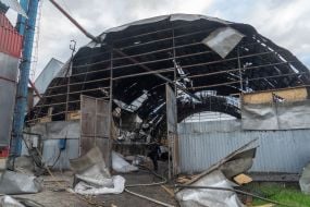 Поврежденное зернохранилище в Харьковской области