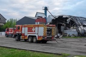 Поврежденное зернохранилище в Харьковской области