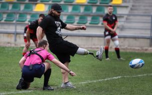 Ветеран делает первый символический удар по мячу