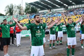 Гравці ФК «Карпати» (Львів) дякують вболівальникам