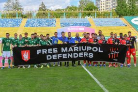 Players of FC Karpaty (Lviv) and FC Veres (Rivne) hold a banner with the inscription "Freedom to the defenders of Mariupol"