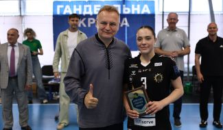 Andriy Sadovyi congratulates the participants of the match