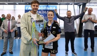 Andriy Melnyk presents the Ukrainian Handball Cup to the captain of GC "Halychanka" (Lviv) Diana Dmytryshyn