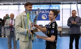 Andriy Melnyk presents the Ukrainian Handball Cup to the captain of GC "Halychanka" (Lviv) Diana Dmytryshyn