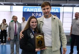 Andriy Melnyk congratulates the participants of the match