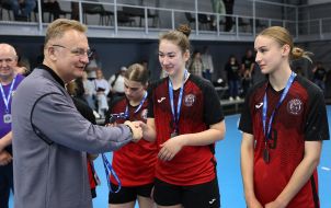 Andriy Sadovyi congratulates the participants of the match