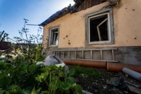 Напівзруйнований після атаки російських безпілотників приватний будинок у Харкові