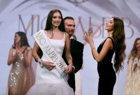 Victoria Dovgopolyuk handed over the crown to the winner Iryna Tkachenko
