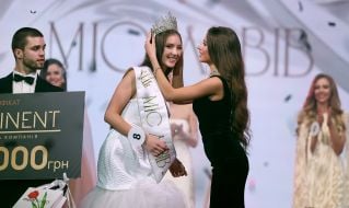 Victoria Dovgopolyuk handed over the crown to the winner Iryna Tkachenko