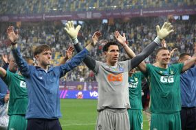 Игроки ФК "Динамо" возле сектора с болельщиками