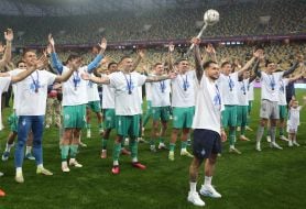 Игроки ФК "Динамо" возле сектора с болельщиками