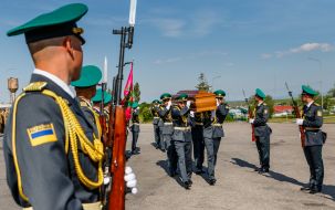 Honor guard during the solemn ceremony of meeting the coffin with the ashes of the colonel of the UNR Army and the leader of the OUN Andriy Melnyk