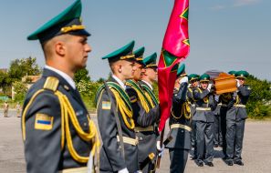 Honor guard during the solemn ceremony of meeting the coffin with the ashes of the colonel of the UNR Army and the leader of the OUN Andriy Melnyk