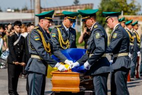 Honor guard during the solemn ceremony of meeting the coffin with the ashes of the colonel of the UNR Army and the leader of the OUN Andriy Melnyk