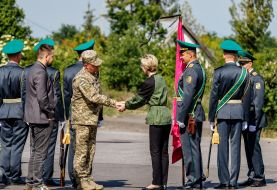 Iryna Vereshchuk communicates with military personnel