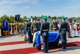 Honor guard during the solemn ceremony of meeting the coffin with the ashes of the colonel of the UNR Army and the leader of the OUN Andriy Melnyk