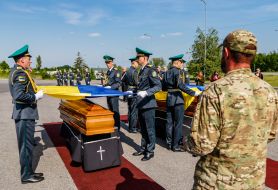 Honor guard during the solemn ceremony of meeting the coffin with the ashes of the colonel of the UNR Army and the leader of the OUN Andriy Melnyk