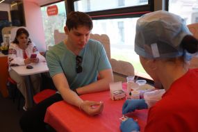 Blood donation at the Teplokrovni mobile hub