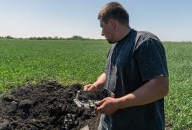 Фермеры собирают остатки боеприпасов на поле Харьковской области