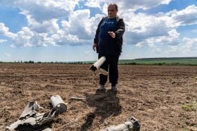 Фермеры собирают остатки боеприпасов на поле Харьковской области