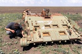 Фермеры собирают остатки боеприпасов на поле Харьковской области