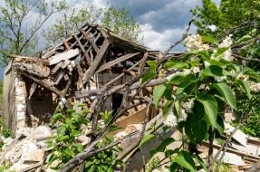 Остатки разрушенного дома в Харьковской области